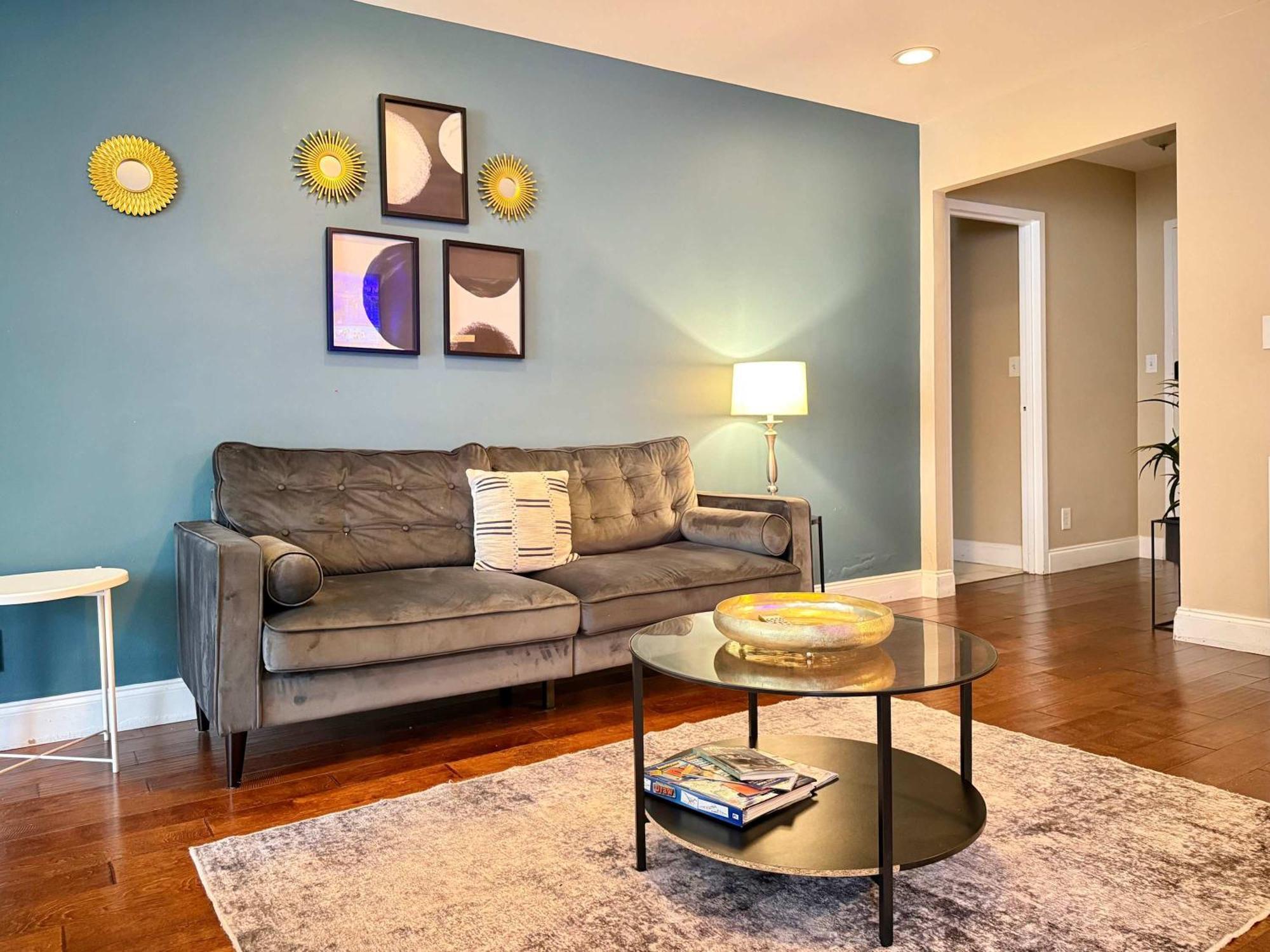Downtown! 2bd View Onsite Parking King Lm809